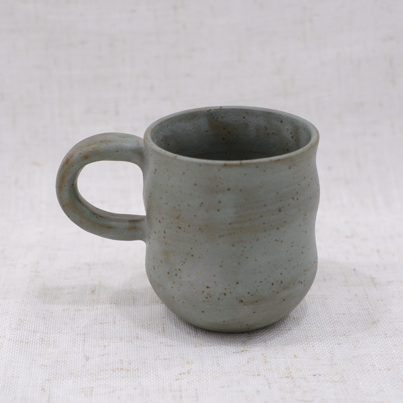 Tasse bleue bossue