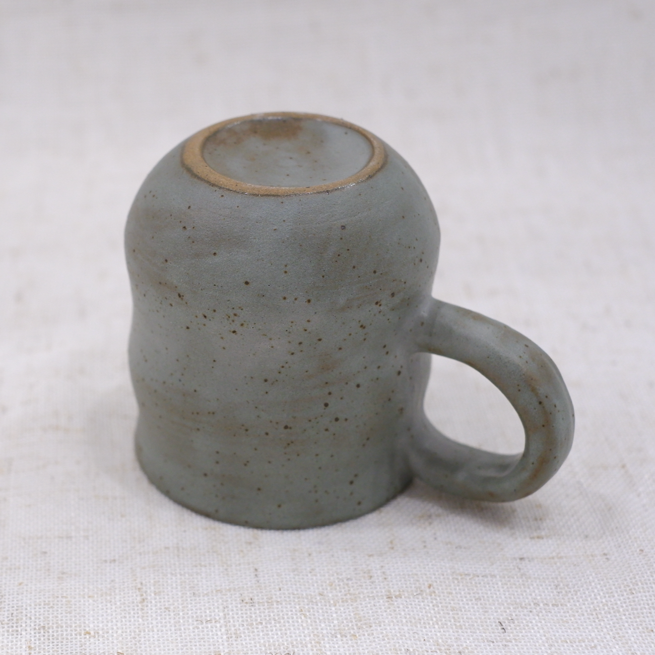 Tasse bleue bossue